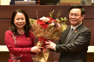 Chủ tịch Quốc hội Vương Đình Huệ tặng hoa chúc mừng tân Phó chủ tịch nước Võ Thị Ánh Xuân. Ảnh: CTV