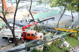 Cần cẩu vận chuyển hàng chục tấn thép bị đổ sập