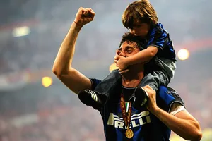 Phiếm đàm: Bóng đá… ngoài đường biên