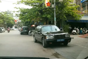 Hàng chục xe ô tô đậu đỗ sai quy định nhưng không bị xử lý