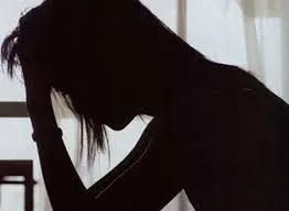 Vợ mang bầu suy sụp vì chồng chết lõa thể, ôm phụ nữ lạ