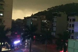 Ngày bỗng biến thành đêm ở Hạ Long