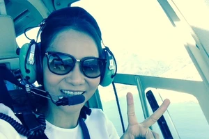 Thu Minh đi trực thăng để ngắm cảnh đẹp Nam Phi