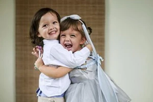 Cặp sinh đôi của diva Hồng Nhung đẹp như tranh