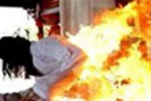 Cuồng ghen, tẩm xăng thiêu hai mẹ con người tình 