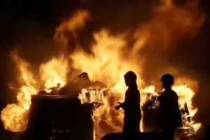 Cháy tàu du lịch ở hòn Trống Mái vịnh Hạ Long