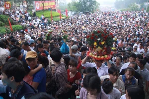 Kinh hoàng hàng nghìn du khách đạp rừng đến Đền Hùng