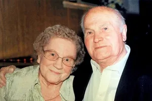 Chuyện tình cảm động của cặp vợ chồng nắm tay nhau đi suốt cuộc đời