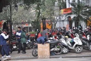 “Phí chồng phí”, bắt dân đóng rồi gửi ngân hàng lấy lãi?