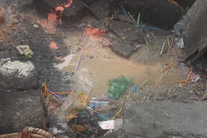 Rác, hàng rong “tấn công” bệnh viện