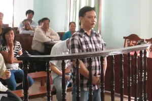 Dán hình lên giấy CMND giả, lừa đảo tiền tỷ