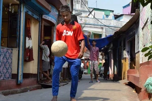 Chàng trai sống ở khu ổ chuột, mẹ là gái mại dâm được MU chiêu mộ