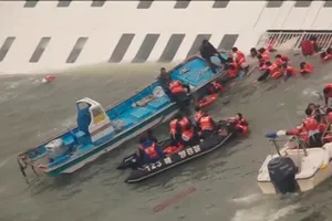 Vì sao hành khách không thể thoát thân bằng xuồng cứu sinh?