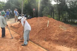 Chịu hết xiết ô nhiễm, người dân lấp cống xả thải KCN