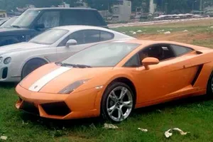 Dàn siêu xe phủ bụi ở Quảng Ninh