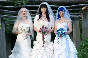 Sốc: 3 cô gái đồng tính kết hôn với nhau