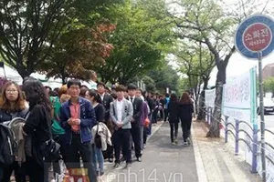 Hàng ngàn người xếp hàng chờ viếng các nạn nhân chìm phà Sewol