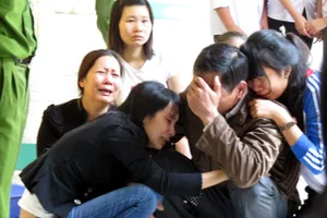 Tố bị chồng lột quần ở cổng công ty bị chồng đâm chết