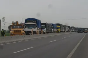 Tài xế xe tải liều lĩnh ép CSGT, ồ ạt vượt trạm