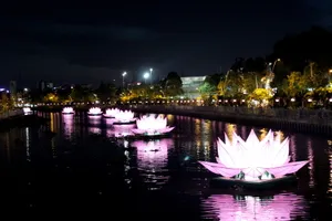 Những đóa sen khổng lồ trên kênh Nhiêu Lộc – Thị Nghè