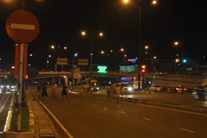 Chơi bóng trên đại lộ Võ Văn Kiệt