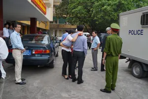 Sau tuyên án, vợ Dương Chí Dũng chậm nước mắt động viên chồng 