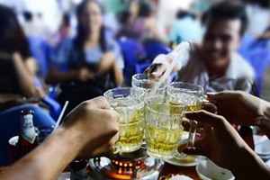 'Một người Việt nhậu bằng 15 người Singapore'