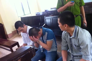 Hầu tòa vì ép bạn học cầm xe trả nợ do thi hộ... bị lộ