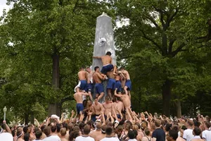 Truyền thống leo cột mỡ thú vị của hải quân Mỹ 