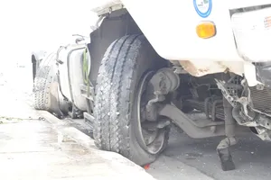 Xe đầu kéo lại húc đổ dải phân cách dưới chân cầu Phú Mỹ