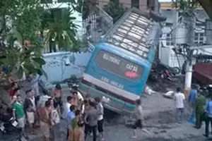 Mất phanh, xe khách 'hỏi thăm' trạm biến áp