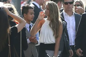 Angelina Jolie tiết lộ cô thân với Maddox hơn con ruột