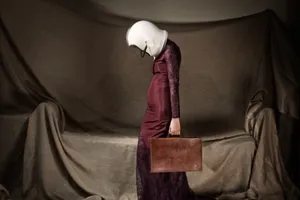 Xúc động: Chùm ảnh về sự bế tắc, thiệt thòi của phụ nữ trong cuộc sống