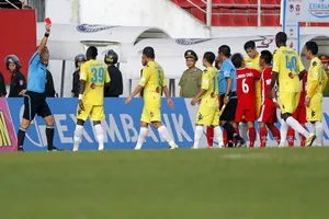 Cầu thủ đánh nhau trên sân Lạch Tray