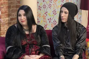 Cặp vợ chồng "ma cà rồng" đời thực: Thích... uống máu của nhau