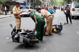 Truy đuổi ôtô đâm loạt xe máy ở trung tâm Sài Gòn