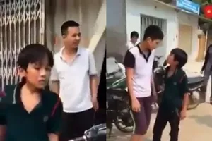 Thiếu niên cầm dao chửi thề, hung hăng gây sự với thanh niên