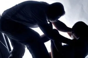 10 "quỷ râu xanh" hành hạ cô bé tội nghiệp trong nghĩa trang