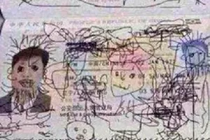 Cả nhà mắc kẹt tại sân bay vì hộ chiếu bị vẽ bẩn