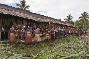 Bộ tộc có quá khứ ăn thịt người cho phép đàn ông lấy nhau