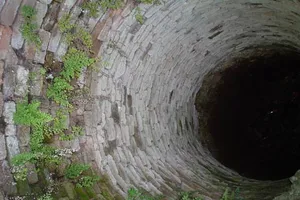 Thi thể người phụ nữ khỏa thân dưới giếng hoang