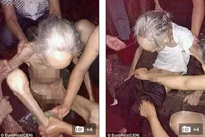 Sốc: Cụ bà 90 tuổi gầy trơ xương vì bị các con nhốt và bỏ đói