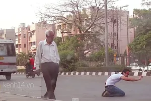 Sốc vì hàng trăm người đi đường bỏ mặc người đàn ông bị thương nặng