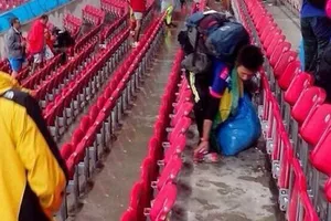 World Cup 2014: dân mạng ngưỡng mộ hành động nhặt rác của CĐV Nhật