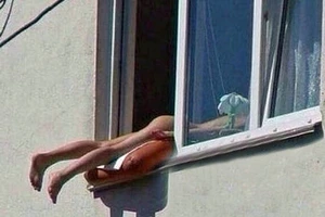 Thiếu nữ khỏa thân tắm nắng bên cửa sổ gây tắc nghẽn giao thông