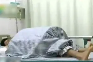 2 tinh hoàn bị văng ra ngoài sau tai nạn đâm xe đạp vào gốc cây