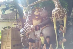 Mỹ Linh cùng 2 con "tung tăng" đi chơi Singapore