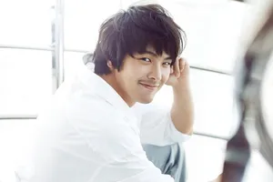 Xúc động cảnh fan tưởng nhớ tài tử Bản tình ca mùa đông 