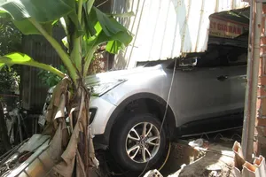 Xế hộp húc xuyên qua tường, một người nhập viện