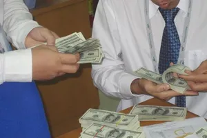 Nhu cầu vay USD bất ngờ tăng vọt